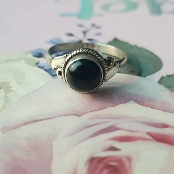 Silver and black onyx ring. - Picture 2 of 4